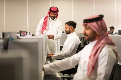 تنمية الأفكارواكتساب المعلومات، أستاذ جامعى عربي خليجي سعودي يرتدي الثوب التقليدي والشماغ يقوم بتدريب طلابه فى مختبر الحاسوب, التعليم فى المملكة العربية السعودية, مجموعة من الموظفين العرب الخليجيين السعوديين يعملون فى مقر الشركة