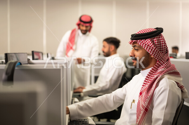التطبيق العملي للطلاب ,طالب عربى خليجى سعودى يرتدى الثوب التقليدى فى مختبر الحاسوب, الدراسة والتعلم فى مدارس و جامعات المملكة العربية السعودية,  اهداف التربية و التعليم
