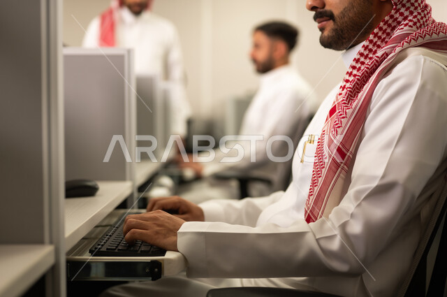 مفهوم الاستعلامات والاستفسارات, موظف عربى خليجى سعودى يرتدى الثوب التقليدى والشماغ يعمل أمام جهاز الحاسوب في مقر الشركة,  طلاب عرب يجلسون أمام أجهزة الكومبيوتر في مختبر حديث, التعليم فى المملكة العربية السعودية