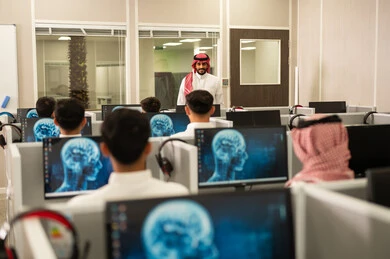 استخدام التقنيات الحديثة والمتطورة في العمل، مجموعة من الموظفين العربيين الخليجيين السعوديين يرتدون الثوب التقليدى يعملون أمام أجهزة الحاسوب في مقر الشركة, التعليم فى المملكة العربية السعودية,  طلاب عرب يجلسون أمام أجهزة الكومبيوتر في المختبر