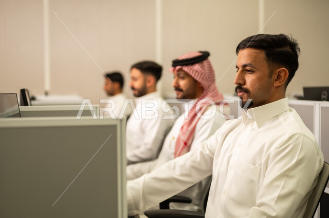 إدارة شؤون الأعمال وتنظيمها عبر الاجهزة التقنية, موظف عربى خليجى سعودى يرتدى الثوب التقليدى يعمل أمام جهاز الحاسوب في مقر الشركة, تطور الشركات السعودية,  طلاب عرب يجلسون أمام أجهزة الكومبيوتر في المختبر