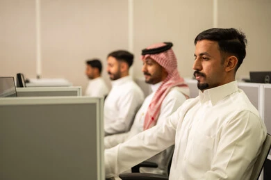 إدارة شؤون الأعمال وتنظيمها عبر الاجهزة التقنية, موظف عربى خليجى سعودى يرتدى الثوب التقليدى يعمل أمام جهاز الحاسوب في مقر الشركة, تطور الشركات السعودية,  طلاب عرب يجلسون أمام أجهزة الكومبيوتر في المختبر