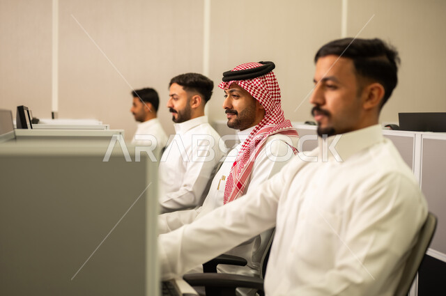 تطور الشركات السعودية, إدارة شؤون الأعمال وتنظيمها عبر الاجهزة التقنية, موظف عربى خليجى سعودى يرتدى الثوب التقليدى يعمل أمام جهاز الحاسوب في مقر الشركة,  طلاب عرب يجلسون أمام أجهزة الكومبيوتر في المختبر