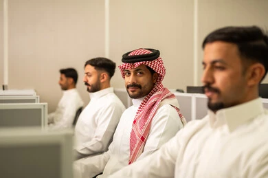 ورش عمل ودورات تدريبية, موظف عربى خليجى سعودى يرتدى الثوب التقليدى يعمل أمام جهاز الحاسوب في مقر الشركة, التعليم فى المملكة العربية السعودية, طلاب عرب يجلسون أمام أجهزة الكومبيوتر في المختبر