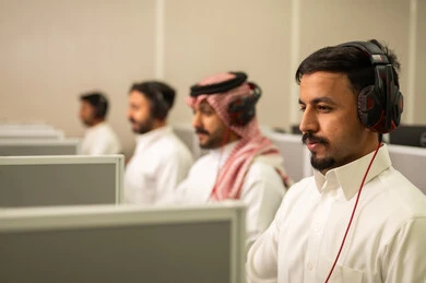 استخدام تقنية الهيدفون, طلاب عرب يجلسون أمام أجهزة الكومبيوتر في المختبر, التعليم فى السعودية, مجموعة من الموظفين العربيين الخليجيين السعوديين يرتدون الثوب التقليدى يعملون أمام أجهزة الحاسوب في مقر الشركة, التفوق بالاجتهاد والمثابرة