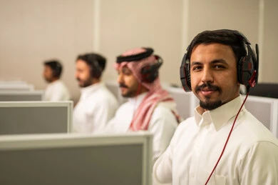 تعابير و إيماءات الثقة بالنفس, موظف عربى خليجى سعودى يرتدى الثوب التقليدى يعمل أمام جهاز الحاسوب في مقر الشركة,استخدام تقنية الهيدفون, طلاب عرب يجلسون أمام أجهزة الكومبيوتر في مختبر حديث, التعليم فى المملكة العربية السعودية