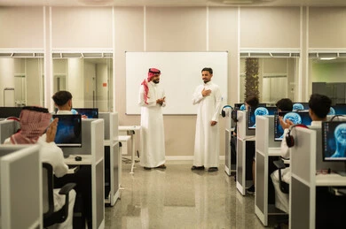 النقاشات والحوارات حول المشاريع,  معلم عربي خليجي سعودي يرتدي الثوب التقليدي والشماغ يقوم بمناقشة الدروس مع طلابه, مجموعة من الموظفين العربيين الخليجيين السعوديين يعملون أمام أجهزة الحاسوب في مقر الشركة, التعليم فى اللملكة العربية السعودية