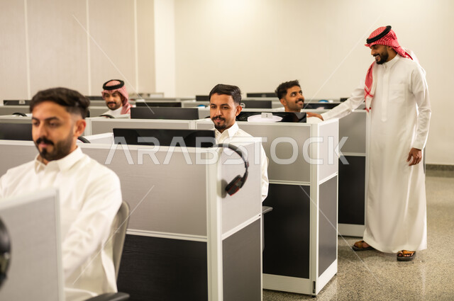 كليات وجامعات متطوره، مجموعة من الطلاب العرب الخليجيون السعوديون يرتدون الثوب التقليدى يجلسون أمام أجهزة الحاسوب في مختبر حديث,  التفاعل والمشاركة داخل الفصل الدراسي