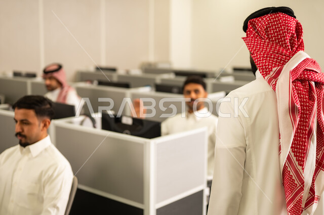 التركيز على الدراسة والتفاعل الأكاديمى, مجموعة من الطلاب العربيون الخليجيون السعوديون أمام أجهزة الكمبيوتر في مختبر حديث، مشاركة الطالب بواسطة رفع الايدي, التعليم في المملكة العربية السعودية
