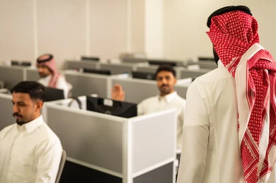 التركيز على الدراسة والتفاعل الأكاديمى, مجموعة من الطلاب العربيون الخليجيون السعوديون أمام أجهزة الكمبيوتر في مختبر حديث، مشاركة الطالب بواسطة رفع الايدي, التعليم في المملكة العربية السعودية