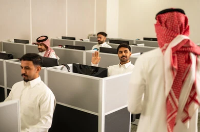 الدراسة الإلكترونية داخل الفصل الدراسى, مجموعة من الطلاب العربيون الخليجيون السعوديون أمام أجهزة الكمبيوتر في مختبر حديث، مشاركة الطالب بواسطة رفع الايدي, التعليم في المملكة العربية السعودية