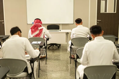 مساعدة الطلاب اثناء تقديم الامتحانات، مجموعة من الطلاب العرب الخليجيون السعوديون يقومون بحل أسئلة الاختبار, التعليم بالمملكة العربية السعودية