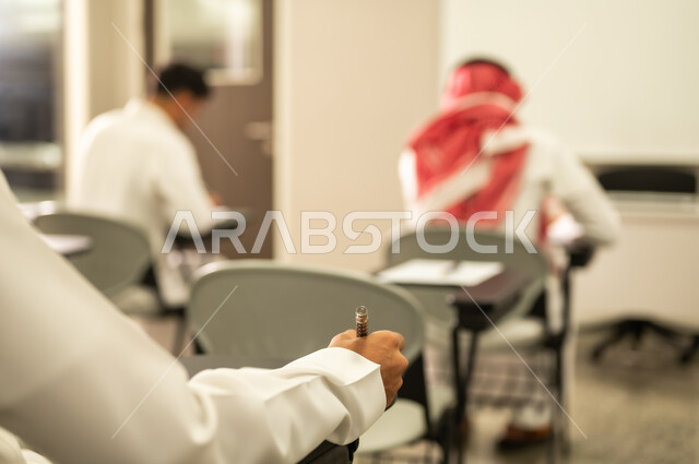 الدراسة المستمرة والعمل الجاد, مجموعة من الطلاب العرب الخليجيون السعوديون يقومون بحل أسئلة الاختبار,  أهداف التربية والتعليم، التعليم بالمملكة العربية السعودية