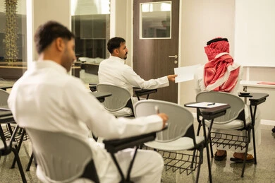 تسليم أوراق الامتحان, معلم عربي خليجي سعودي يقوم بمساعدة الطلاب, متابعة الطلاب أثناء أداء الاختبارات، أهداف التربية والتعليم، التعليم بالمملكة العربية السعودية