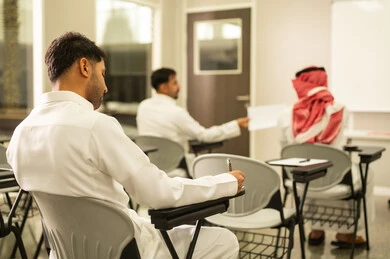 المشاركة الفعالة للطلاب مع المعلم, معلم عربي خليجي سعودي يقوم بمساعدة الطلاب, متابعة الطلاب أثناء أداء الاختبارات، تأدية الاختبارات المدرسية، التعليم بالمملكة العربية السعودية