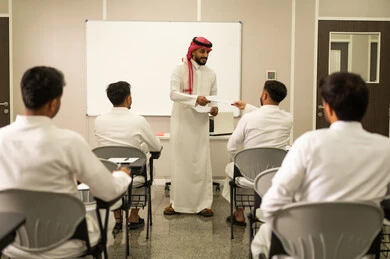 تأدية الاختبارات المدرسية, معلم عربي خليجي سعودي يقوم بتوزيع أوراق الامتحانات, متابعة الطلاب أثناء أداء الاختبارات، أهداف التربية والتعليم، التعليم بالمملكة العربية السعودية