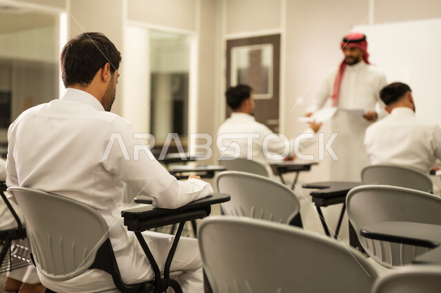 الدراسة والاجتهاد من اجل التفوق, معلم عربي خليجي سعودي يقوم بتوزيع أوراق الاختبارات، طلاب يقومون بحل أسئلة الاختبارات، مراقبة الطلاب اثناء تقديم الاختبارات، أهداف التربية والتعليم، اختبارات نهائية، نهاية الفصل الدراسي، التعليم في المملكة العربية السعودية