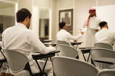 الدراسة والاجتهاد من اجل التفوق, معلم عربي خليجي سعودي يقوم بتوزيع أوراق الاختبارات، طلاب يقومون بحل أسئلة الاختبارات، مراقبة الطلاب اثناء تقديم الاختبارات، أهداف التربية والتعليم، اختبارات نهائية، نهاية الفصل الدراسي، التعليم في المملكة العربية السعودية