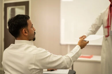 الامتحانات النهائية، اجتهاد الطلاب لتحقيق التفوق، معلم عربي خليجي سعودي يقوم بتوزيع أوراق الامتحانات، طالب يجيب على الأسئلة، متابعة الطلاب أثناء أداء الاختبارات، أهداف التربية والتعليم، نهاية العام الدراسي، التعليم بالمملكة العربية السعودية
