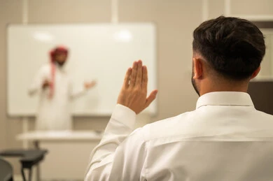 Student participation by raising hands, classroom interaction, use of the whiteboard, a Saudi Arabian Gulf teacher explaining the lesson, educational goals, education in Saudi Arabia