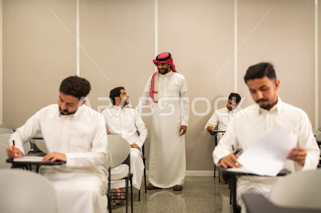 طلاب عرب خليجيون سعوديون يقومون بحل أسئلة الاختبارات، مراقبة الطلاب اثناء تقديم الاختبارات،  أهداف التربية والتعليم، اختبارات نهائية، نهاية الفصل الدراسي، التعليم في المملكة العربية السعودية