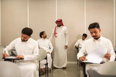 طلاب عرب خليجيون سعوديون يقومون بحل أسئلة الاختبارات، مراقبة الطلاب اثناء تقديم الاختبارات،  أهداف التربية والتعليم، اختبارات نهائية، نهاية الفصل الدراسي، التعليم في المملكة العربية السعودية