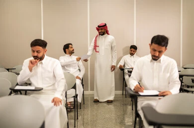 التعليم في المملكة العربية السعودية, طلاب سعوديون يقومون بأداء اختبار نهاية الفصل الدراسي بايماءات التركيز والحيرة, المعلم يقوم بمراقبة تلاميذه, اهداف التربية و التعليم