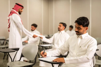 اختبارات نهاية الفصل الدراسي, طالب عربى خليجى سعودى يرتدى الثوب التقليدى يقوم بحل اسئلة الاختبار, التعليم في المملكة العربية السعودية, اهداف التربية و التعليم