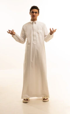 التساؤل والاستفهام والاستفسار عن شيء ما، ايماءات عدم المعرفة والدهشة والاستغراب، بورتريه لرجل عربي خليجي سعودي يرتدي الثوب التقليدي ونظارات طبية  يرفع يديه للاعلى، صورة الجسم بالطول الكامل، خلفية بيضاء