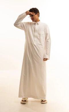 الاحساس بالشقيقية والصداع النصفي, النسيان ومحاولة تذكر شيء ما, الشعور بالإرهاق وفقدان التركيز, بورتريه لرجل عربي خليجي سعودي يرتدي الثوب التقليدي ونظارات طبية يضع يديه على رأسه بإيماءات وجع في الدماغ والرأس الشديد, الجسم بالطول الكامل, خلفية بيضاء