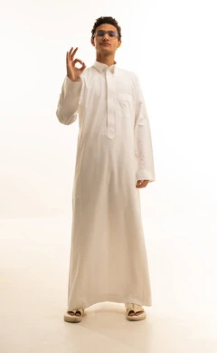 علامة الجودة والامتياز والتميز، بورتريه لرجل عربي خليجي سعودي يرتدي الثوب التقليدي ونظارات طبية يشير بيده بإيماءات وتعابير وجه و يدين تدل على الاعجاب، التعبير عن الجودة والاتقان، القبول والموافقة والرضا، صورة الجسم بالطول الكامل، خلفية بيضاء .