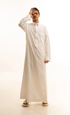 بورتريه لرجل عربي خليجي سعودي يرتدي الثوب التقليدي ونظارات طبية  يشير بيده بإيماءات وتعابير وجه و يدين تدل على الاعجاب، التعبير عن الجودة والاتقان، القبول والموافقة والرضا، علامة الجودة والامتياز والتميز، صورة الجسم بالطول الكامل، خلفية بيضاء .