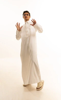 طلب التوقف والإمتناع عن فعل شيء ما، بورتريه لرجل عربي خليجي سعودي يرتدي الثوب التقليدي يرفع يده لأعلى بإشارة توقف، إيماءات الخوف والقلق والانزعاج من أمر ما، عدم القبول ورفض الأذى، خلفية بيضاء