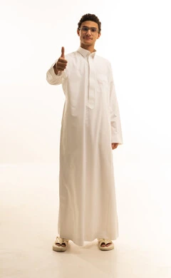 علامة الجودة والامتياز والتميز، بورتريه لرجل عربي خليجي سعودي يرتدي الثوب التقليدي ونظارات طبية  يشير بيده بإيماءات وتعابير وجه و يدين تدل على الاعجاب، التعبير عن الجودة والاتقان، القبول والموافقة والرضا، صورة الجسم بالطول الكامل، خلفية بيضاء .