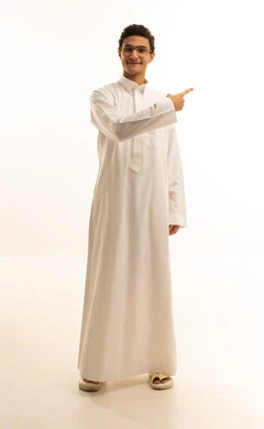 الإشارة إلى شيء ما , تحديد موقع معين, بورتريه لرجل عربي خليجي سعودي يرتدي الثوب التقليدي ونظارات طبية  يشير بيده الى مكان ما , صورة للجسم بالطول الكامل, خلفية بيضاء