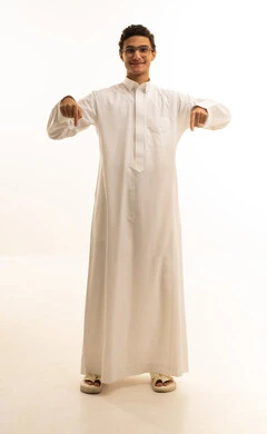 تحديد موقع معين, الإشارة إلى شيء ما , بورتريه لرجل عربي خليجي سعودي يرتدي الثوب التقليدي ونظارات طبية  يشير بيده الى مكان ما , صورة للجسم بالطول الكامل, خلفية بيضاء