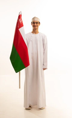 ثقافات ورموز وطنية, مفهوم حب الوطن والإنتماء إليه، الاعتزاز والفخر بالرموز والراية العمانية، الاحتفال بذكرى اليوم الوطني العماني، بورتريه لشاب عربي خليجي عماني يرتدي الدشداشة والكمة ونظارات طبية يمسك بيده علم سلطنة عمان ، الجسم بالطول الكامل، خلفية بيضاء . ثقافات ورموز وطنية, مفهوم حب الوطن والإنتماء إليه، الاعتزاز والفخر بالرموز والراية العمانية، الاحتفال بذكرى اليوم الوطني العماني، بورتريه لشاب عربي خليجي عماني يرتدي الدشداشة والكمة ونظارات طبية يمسك بيده علم سلطنة عمان ، الجسم بالطول الكامل، خلفية بيضاء .