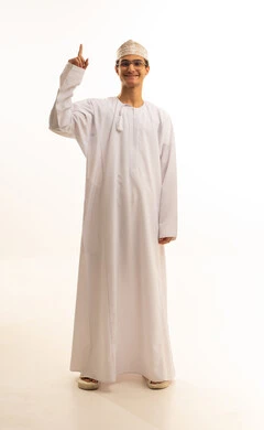 الإشارة إلى شيء ما , تحديد موقع معين, بورتريه لرجل عربي خليجي عماني يرتدي الدشداشة والكمة ونظارات طبية يشير بيده الى مكان ما , صورة للجسم بالطول الكامل, خلفية بيضاء