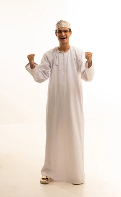 إيماءات الفوز والانتصار, بورتريه لرجل عربي خليجي عماني يرتدي الدشداشة والكمة ونظارات طبية  يرفع يديه بتفاعل وحماس, الاندماج بتشجيع فريق كرة القدم, صورة الجسم بالطول الكامل, خلفية بيضاء