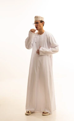 الانفلونزا والتهاب الرئه، الشعور بالمرض والكحة، بورتريه لرجل عربي خليجي عماني يرتدي الدشداشة والكمة ونظارات طبية يعاني من السعال، الاصابة بفايروس كورونا ، الشعور بالتعب والإرهاق، الجسم بالطول الكامل، خلفية بيضاء