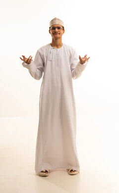 التساؤل والاستفهام والاستفسار عن شيء ما، ايماءات عدم المعرفة والدهشة والاستغراب، بورتريه لرجل عربي خليجي عماني يرتدي الدشداشة والكمة ونظارات طبية يرفع يديه للاعلى، صورة الجسم بالطول الكامل، خلفية بيضاء