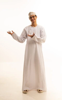 الإشارة إلى شيء ما , حمل عنصر هولوجرامي، تحديد موقع معين, بورتريه لرجل عربي خليجي  عماني يرتدي الدشداشة والكمة ونظارات طبية  يشير بيده , صورة للجسم بالطول الكامل, خلفية بيضاء