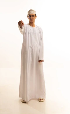 الإشارة إلى شيء ما ,  تحديد موقع معين, بورتريه لرجل عربي خليجي عماني يرتدي الدشداشة والكمة ونظارات طبية يشير بيده الى مكان ما , صورة للجسم بالطول الكامل, خلفية بيضاء