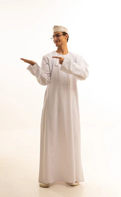 حمل عنصر هولوجرامي، الإشارة إلى شيء ما , تحديد موقع معين, بورتريه لرجل عربي خليجي  عماني يرتدي الدشداشة والكمة ونظارات طبية  يشير بيده , صورة للجسم بالطول الكامل, خلفية بيضاء