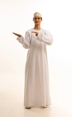 الإشارة إلى شيء ما , حمل عنصر هولوجرامي، تحديد موقع معين, بورتريه لرجل عربي خليجي  عماني يرتدي الدشداشة والكمة ونظارات طبية  يشير بيده , صورة للجسم بالطول الكامل, خلفية بيضاء