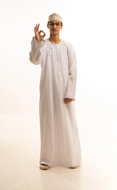 علامة الجودة والامتياز والتميز، بورتريه لرجل عربي خليجي عماني يرتدي الدشداشة والكمة  يشير بيده بإيماءات وتعابير وجه و يدين تدل على الاعجاب، التعبير عن الجودة والاتقان، القبول والموافقة والرضا، صورة الجسم بالطول الكامل، خلفية بيضاء .