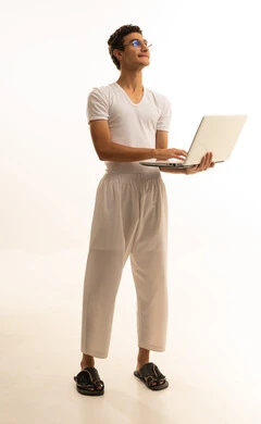 بورتريه لرجل عربي خليجي سعودي يرتدي السروال والفانيله البيضاء  يقوم باستخدام الحاسوب المحمول، دمج التكنولوجيا بالعمل، إنجاز المهام المطلوبة عبر اللابتوب، مهن ووظائف سعودية ، ادارة الأعمال عن بعد، استخدام الأجهزة الحديثة والمتطورة،  خلفية بيضاء