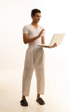 ادارة الأعمال عن بعد، استخدام الأجهزة الحديثة والمتطورة، بورتريه لرجل عربي خليجي سعودي يرتدي السروال والفانيله البيضاء  يقوم باستخدام الحاسوب المحمول، دمج التكنولوجيا بالعمل، إنجاز المهام المطلوبة عبر اللابتوب، مهن ووظائف سعودية ، خلفية بيضاء