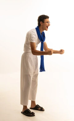 أنديه رياضية مختلفة،  إيماءات الشغف والتشجيع للفريق، مشاهدة ومتابعة مباراة كرة القدم، بورتريه لرجل عربي خليجي سعودي يرتدي السروال والفانيله البيضاء والوشاح يرفع يده بتعابير الحماس والتفاعل مع المنتخب، خلفية بيضاء .