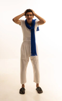 إيماءات الخسارة والفشل، مشاهدة ومتابعة مباراة كرة القدم، بورتريه لرجل عربي خليجي سعودي يرتدي السروال والفانيله البيضاء والوشاح يضع يده على رأسه بتعابير الحزن والتفاعل مع المنتخب، أنديه رياضية مختلفة، خلفية بيضاء .